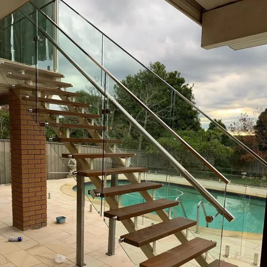 Außentreppe aus Metall und Holz, moderne, maßgeschneiderte Treppe mit geradem Design