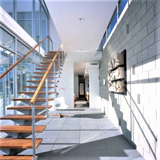 High-End-Villa im amerikanischen Stil, L-förmige Monowange, Kabeltreppengeländer, Innentreppendesign aus Metall, gerade Treppe mit Holzstufen